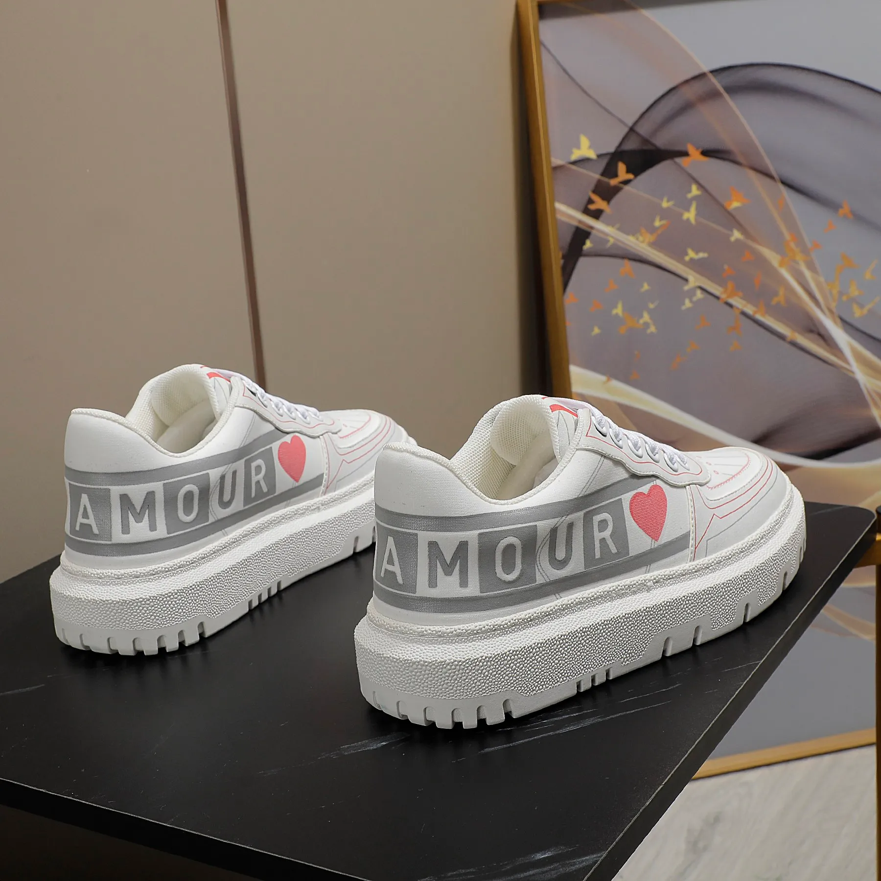 👟👟Ex-factory price 480👟👟 2021ssDior shell-toe casual white shoes, the latest letter strip layout with luminous colors, the same style as the ready-to-wear series 1️⃣Original mold opening 2️⃣Original cowhide➕Breathable mesh lining 3️⃣TPU evacuation outsole 4️⃣Injection-molded latex cowhide feet 5️⃣Full set of packaging at the counter, code number 35-40 (41 can be customized)